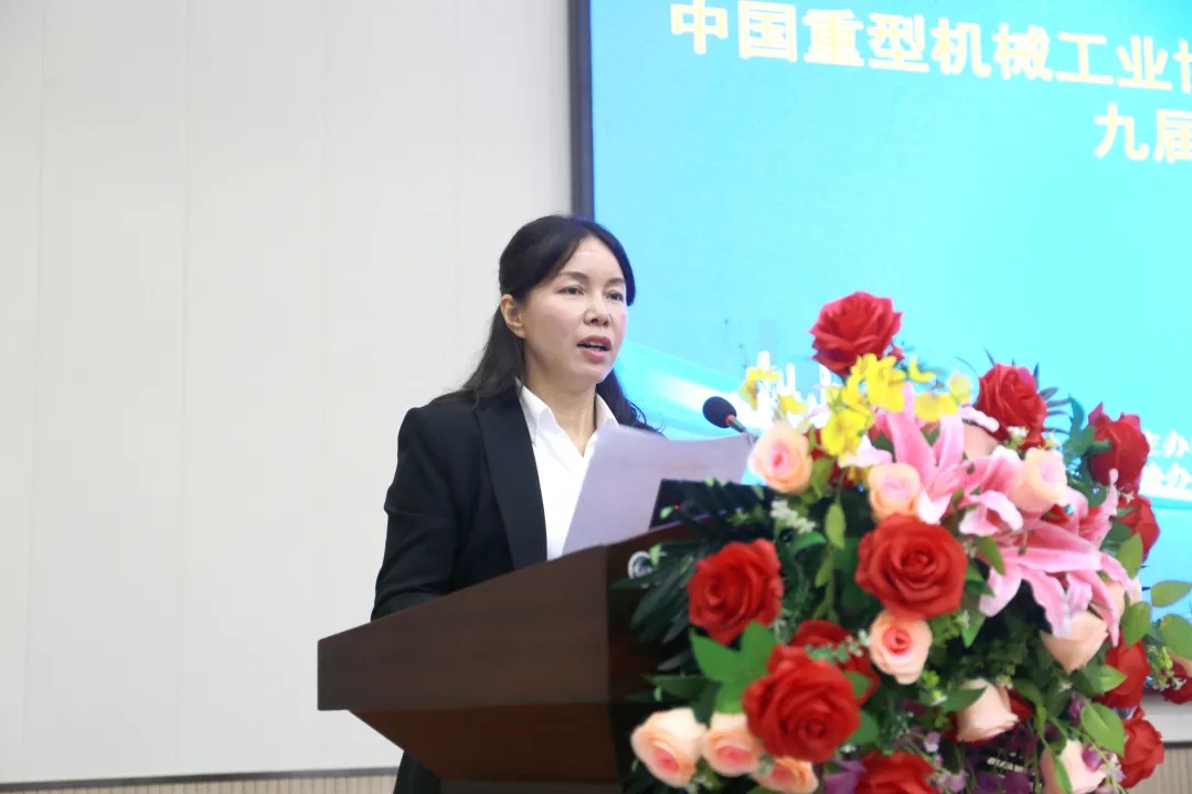 苗紅宣讀《關(guān)于表彰2019年度優(yōu)秀橋、門式起重機生產(chǎn)企業(yè)的決定》